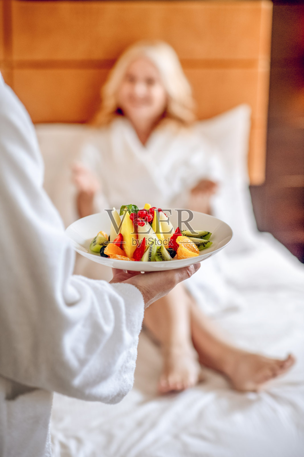 一个给妻子送早餐的男人照片摄影图片