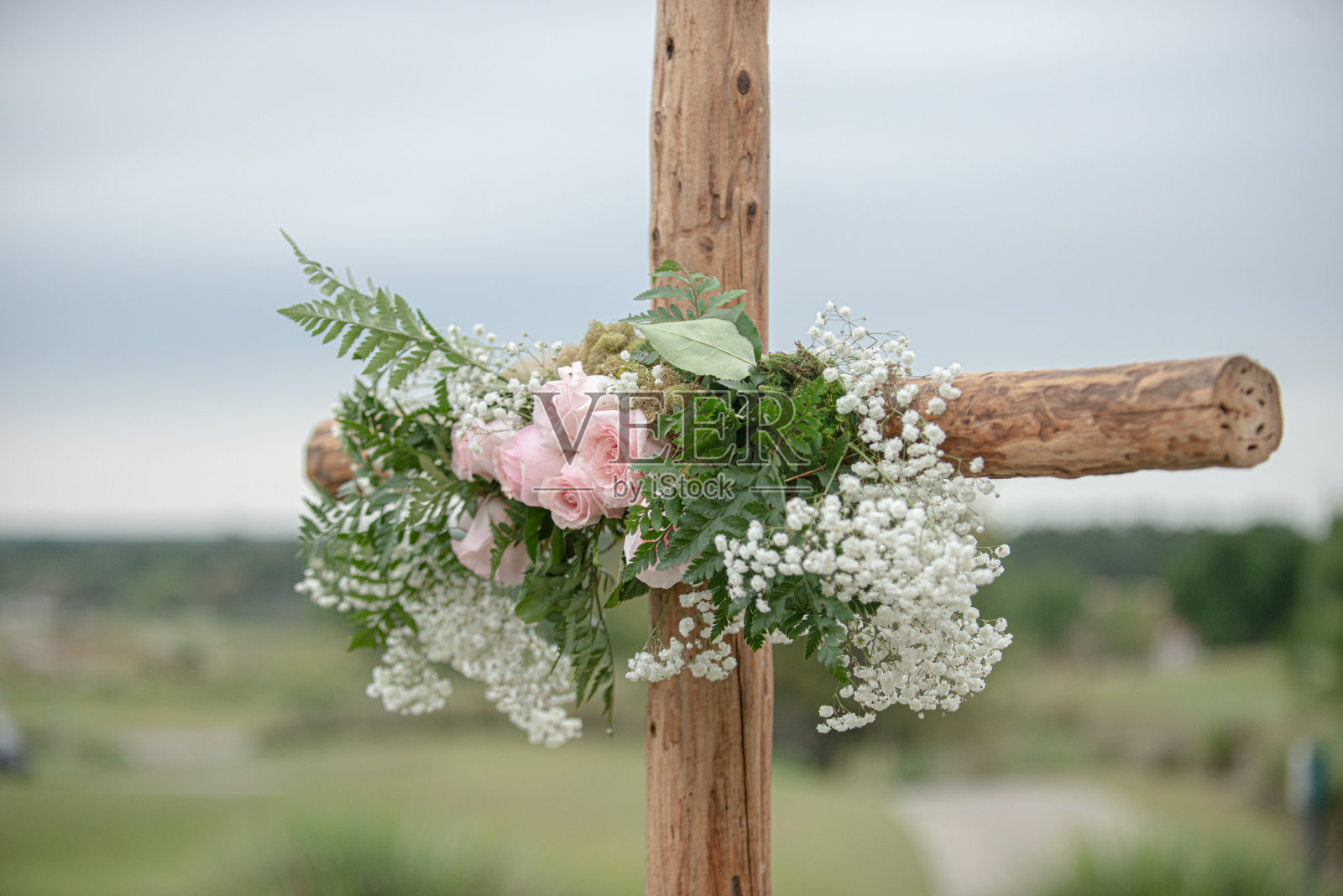 木制十字架婚礼坛与粉色玫瑰户外婚礼仪式照片摄影图片