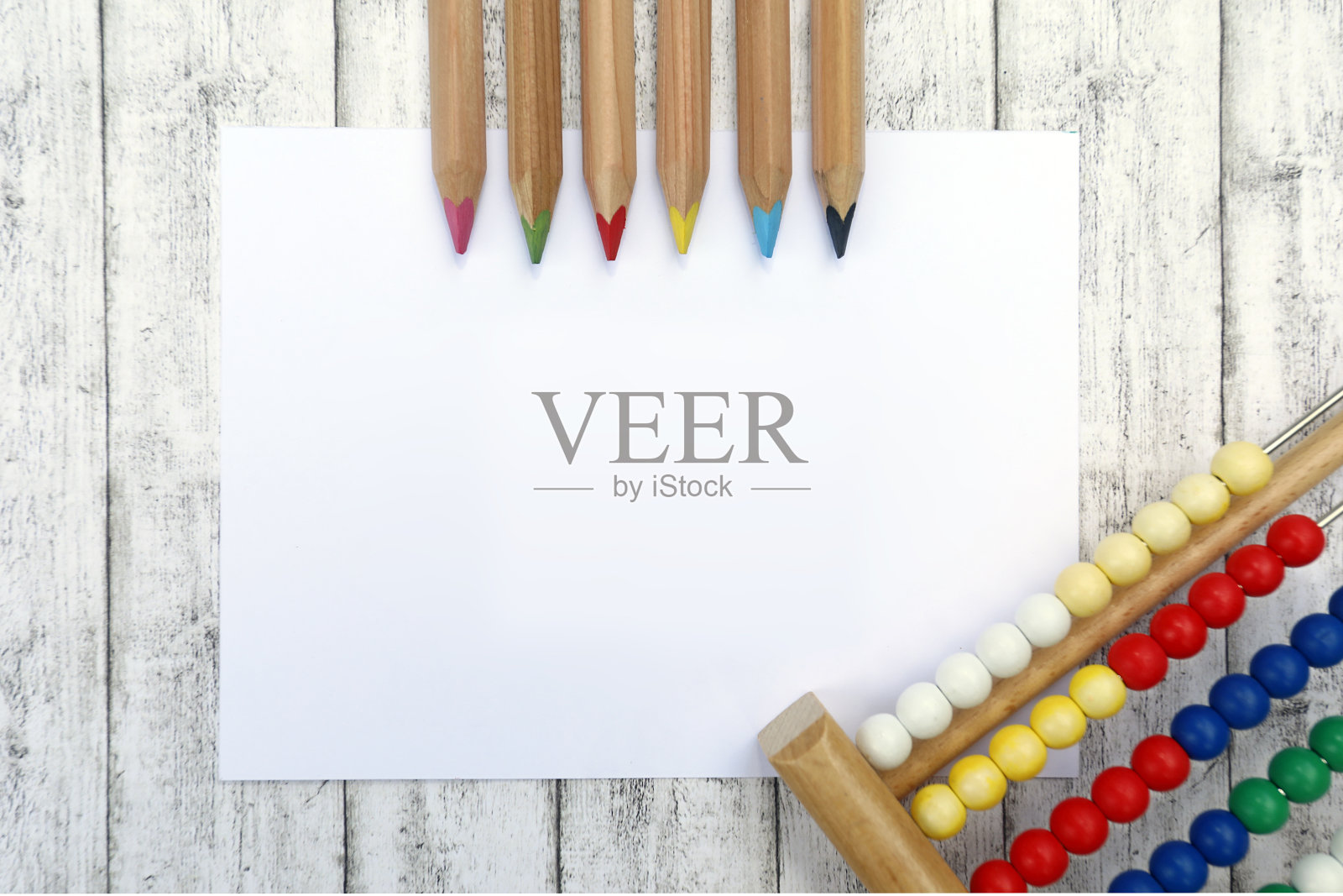 小学概念，桌面视图背景与学校用品和算盘。照片摄影图片