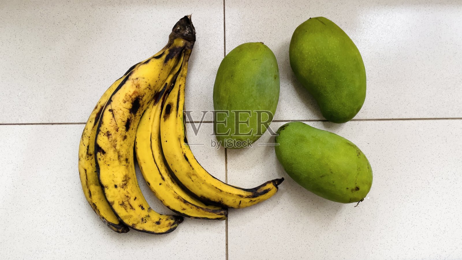 黄色的香蕉和三个芒果照片摄影图片