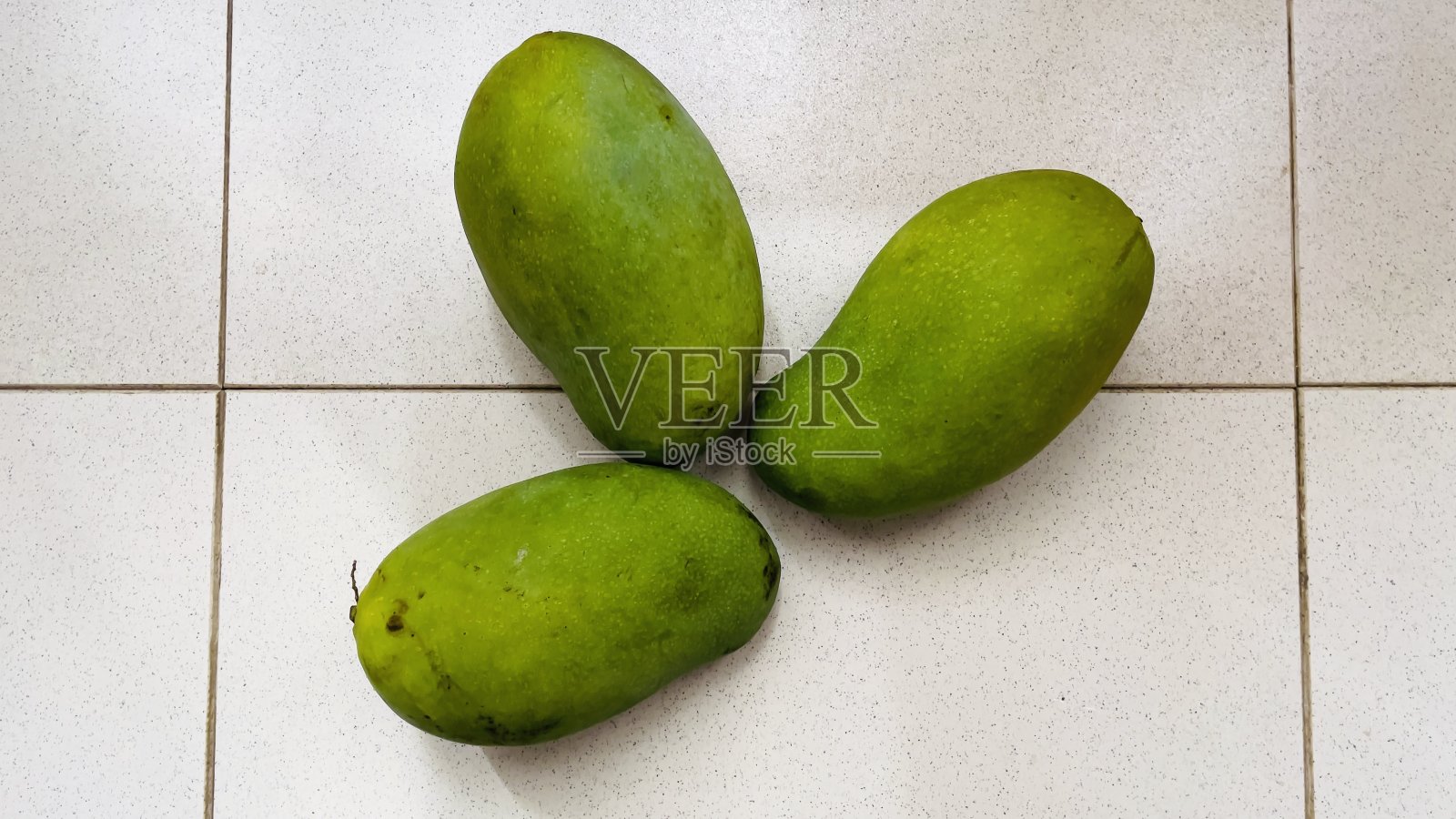 三个绿色的芒果照片摄影图片