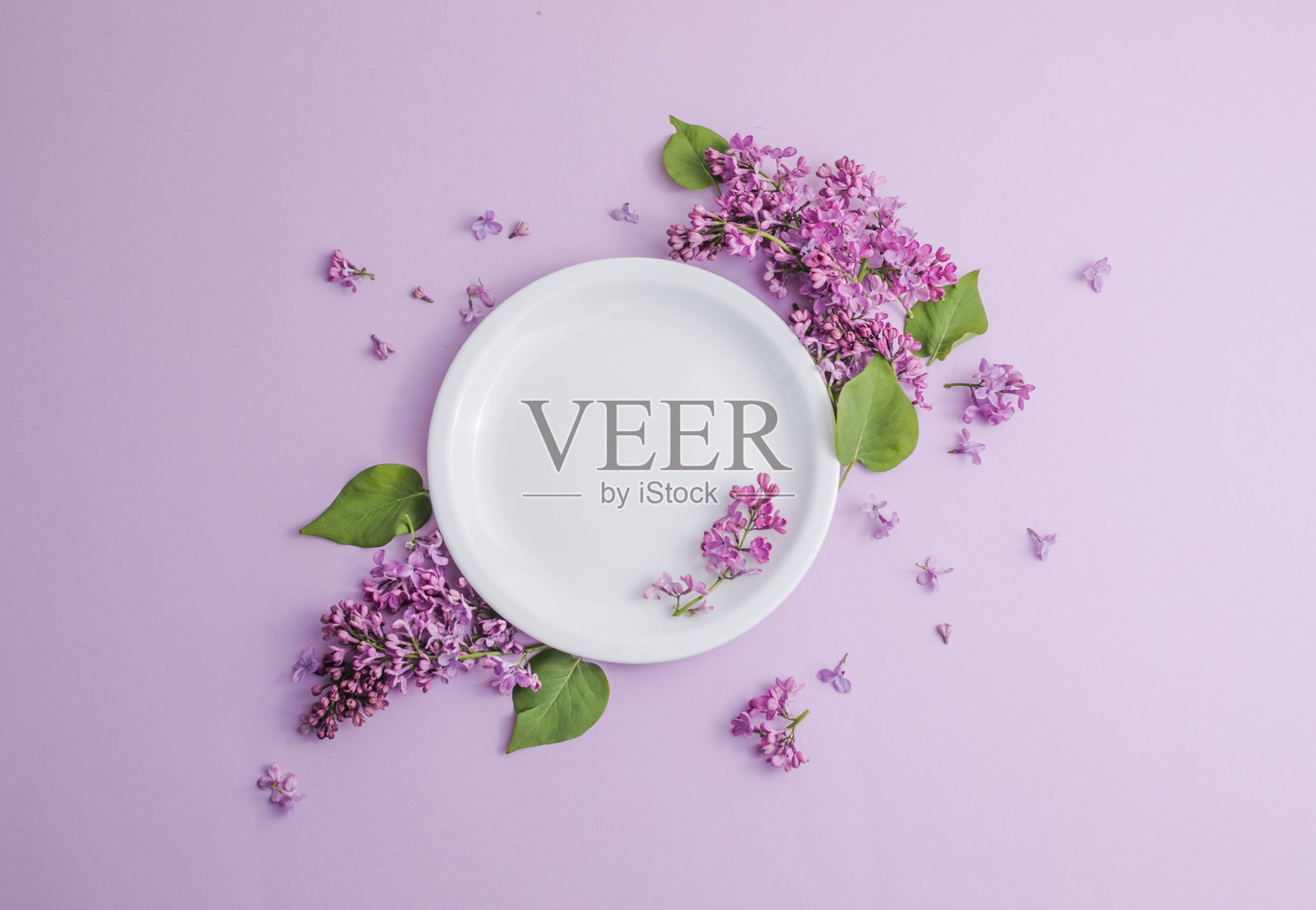 朴素的桌子，淡紫色的花放在桌子上。普罗旺斯风格的假日装饰。浪漫晚餐。平铺与复制空间的文本照片摄影图片