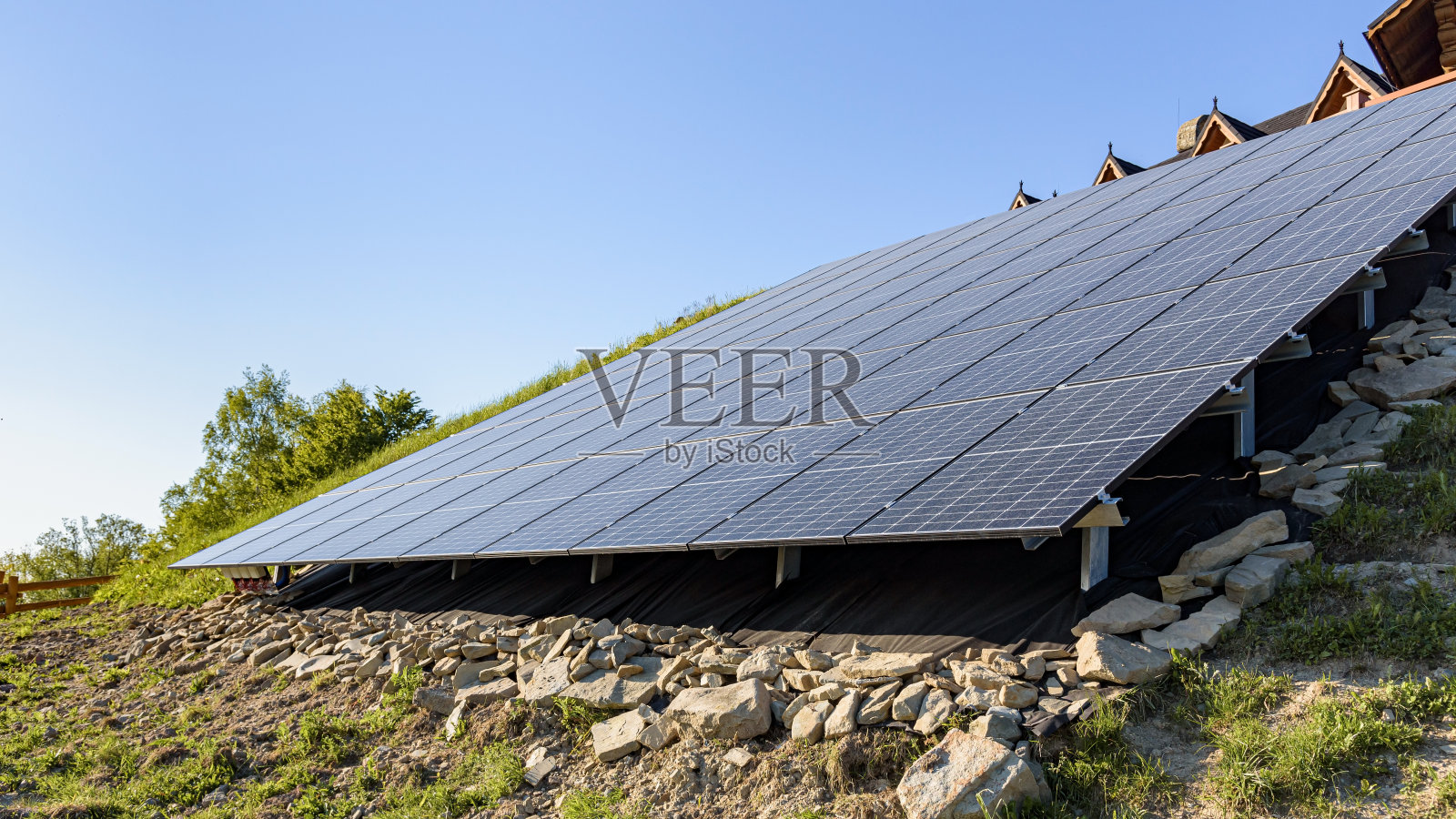 光伏电站安装在地面上照片摄影图片