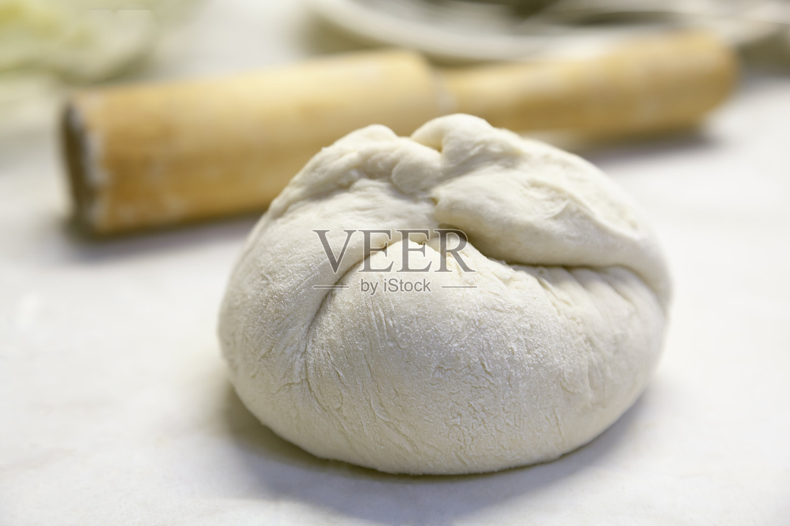 面团和擀面杖在桌子上。照片摄影图片