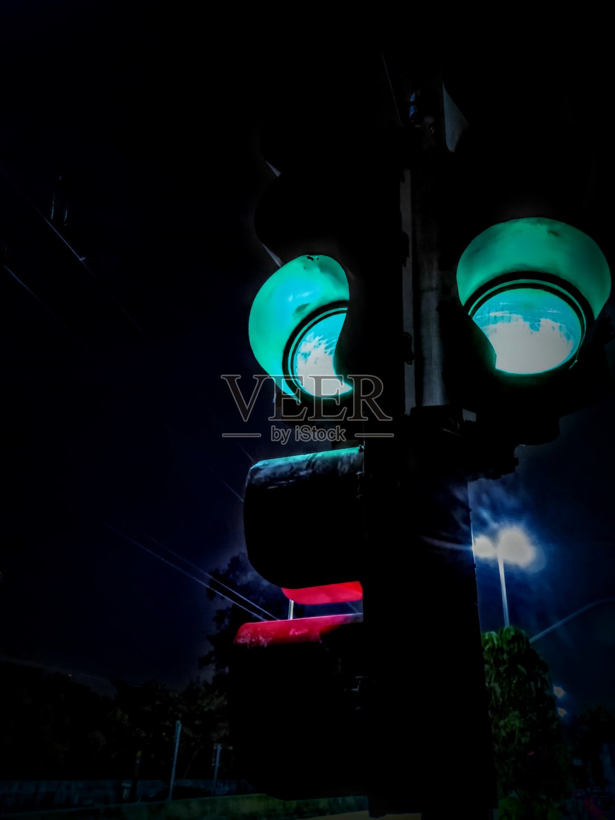 红绿灯，过路前看…照片摄影图片