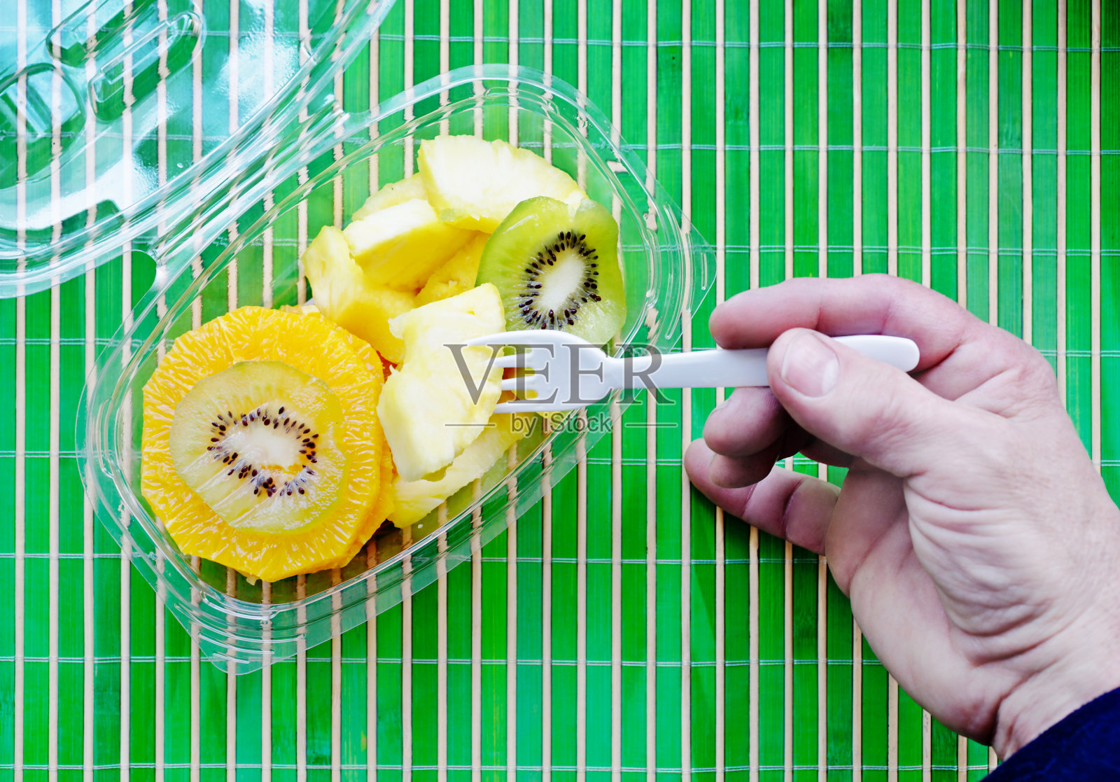 塑料盒子里的水果沙拉照片摄影图片