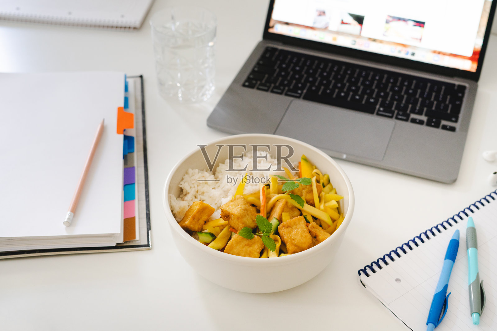 在办公桌前吃午饭照片摄影图片