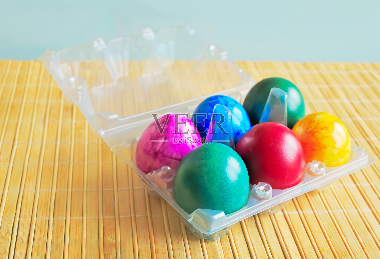 塑料盒子里的复活节彩蛋照片摄影图片