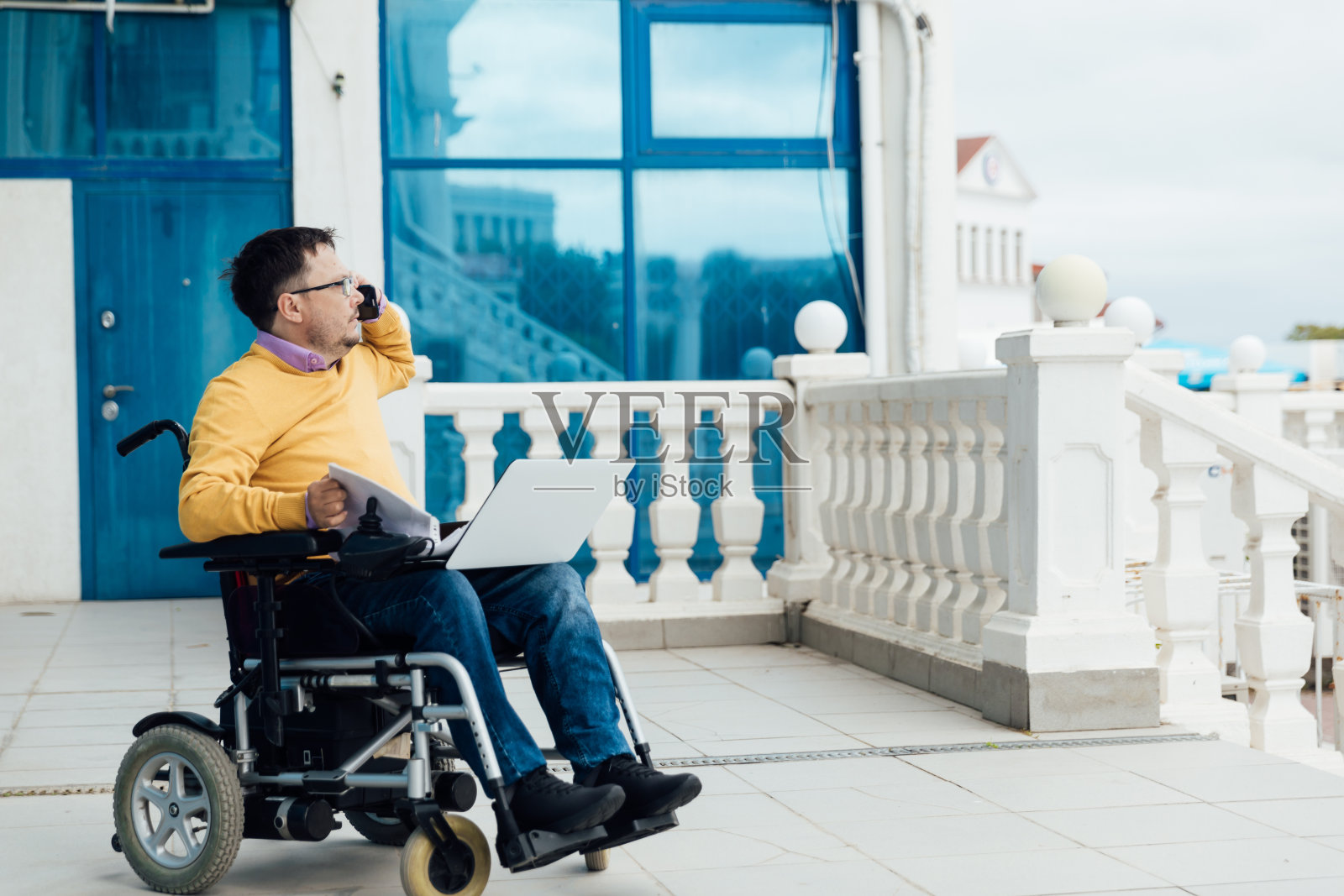 残疾人在轮椅工作业务网上照片摄影图片