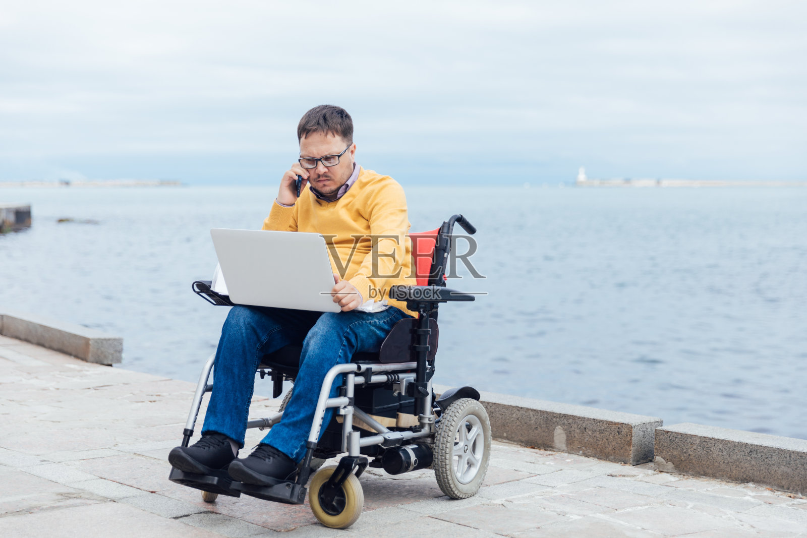 残疾人在轮椅上工作照片摄影图片