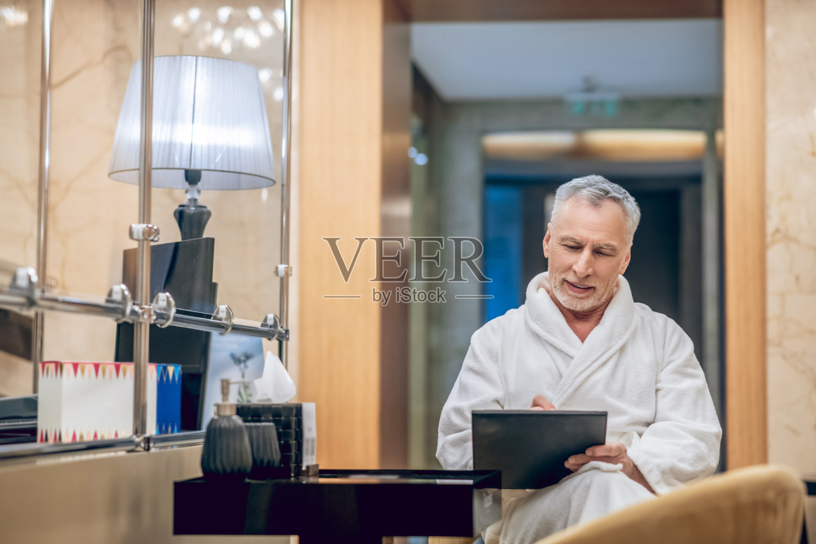 在水疗中心身穿白色浴袍的男人照片摄影图片