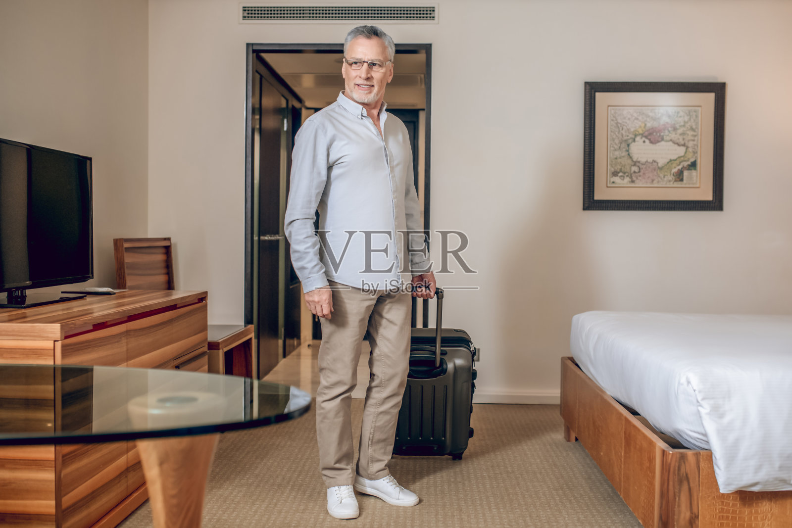 酒店房间里自信的老年男人照片摄影图片