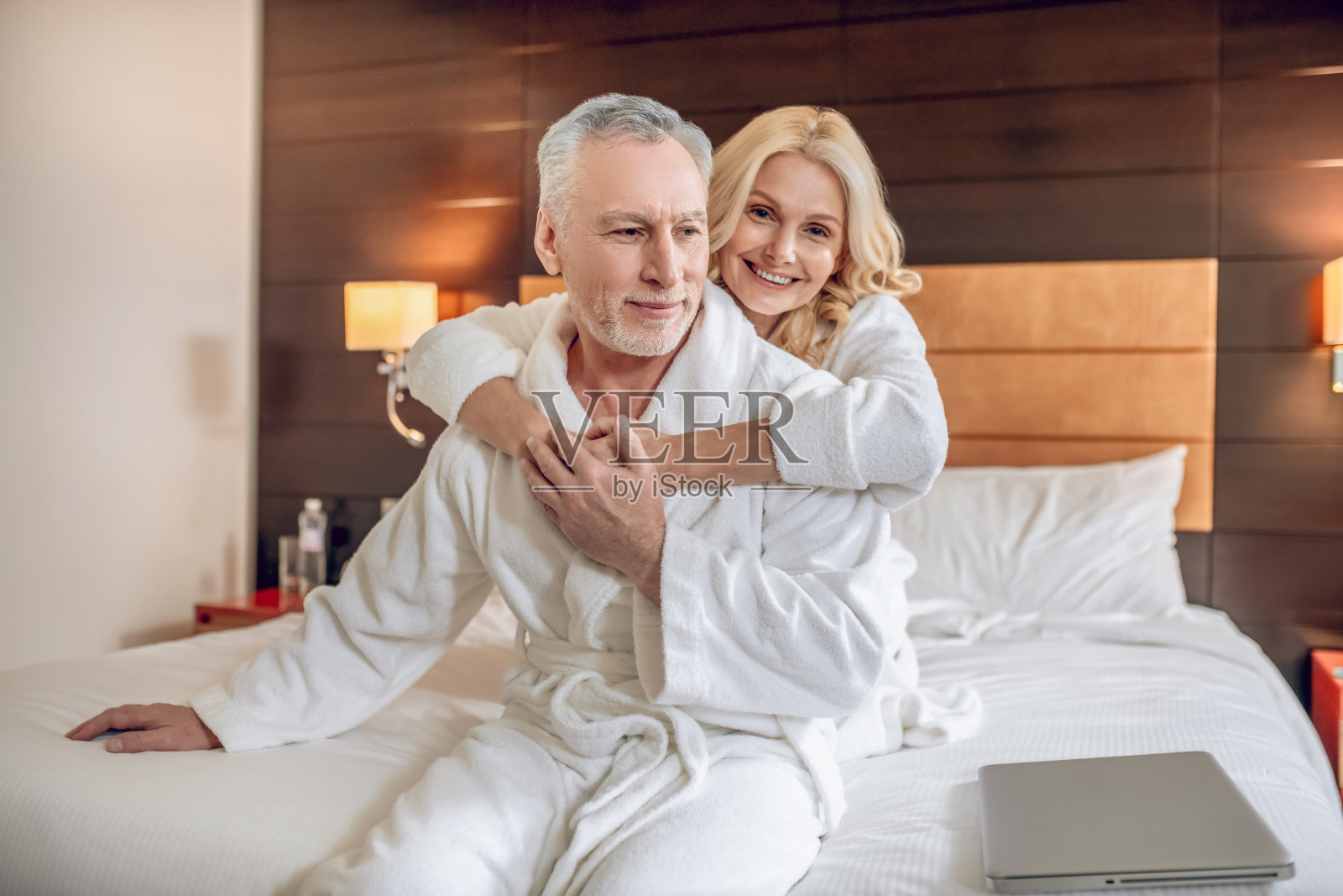 穿着浴袍的情侣在一起度过了一天，感觉很放松照片摄影图片