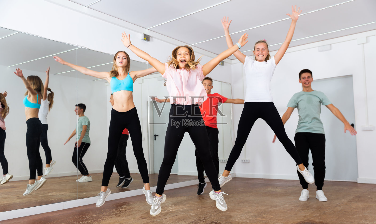 青少年和老师在舞厅里跳照片摄影图片