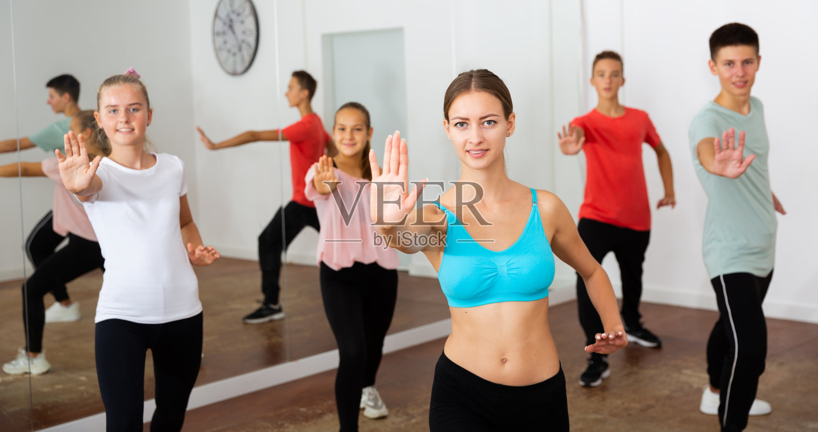 与老师一起上舞蹈课的青少年照片摄影图片