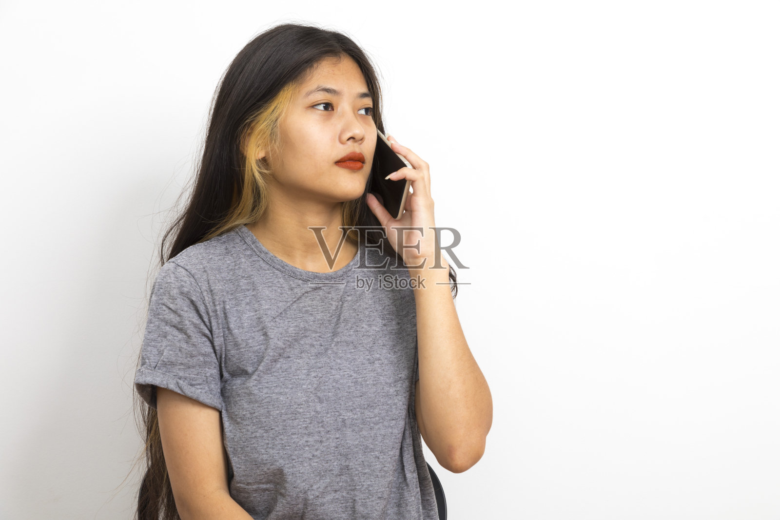 年轻的亚洲女性用手机聊天照片摄影图片