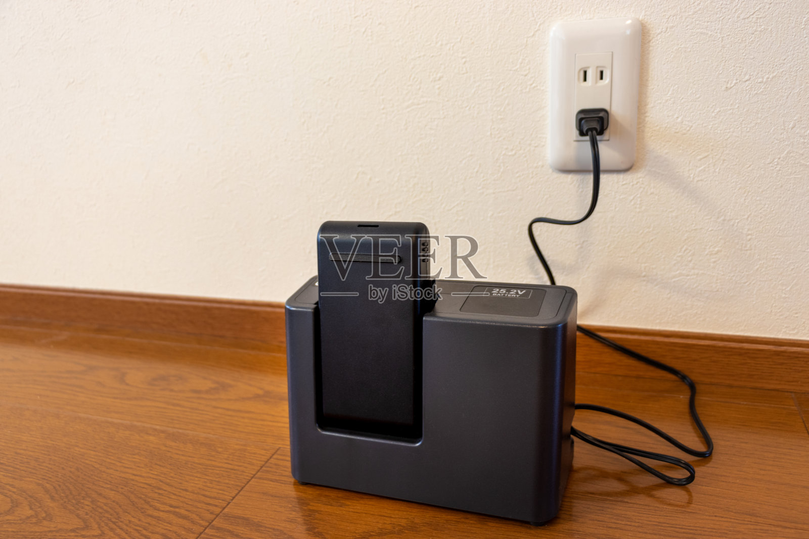 电池正在房间里充电照片摄影图片