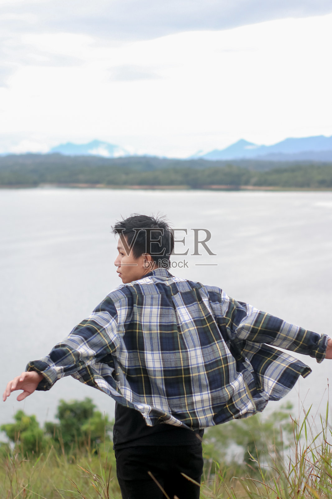 年轻人在湖边放松，享受，愉悦，青年文化照片摄影图片