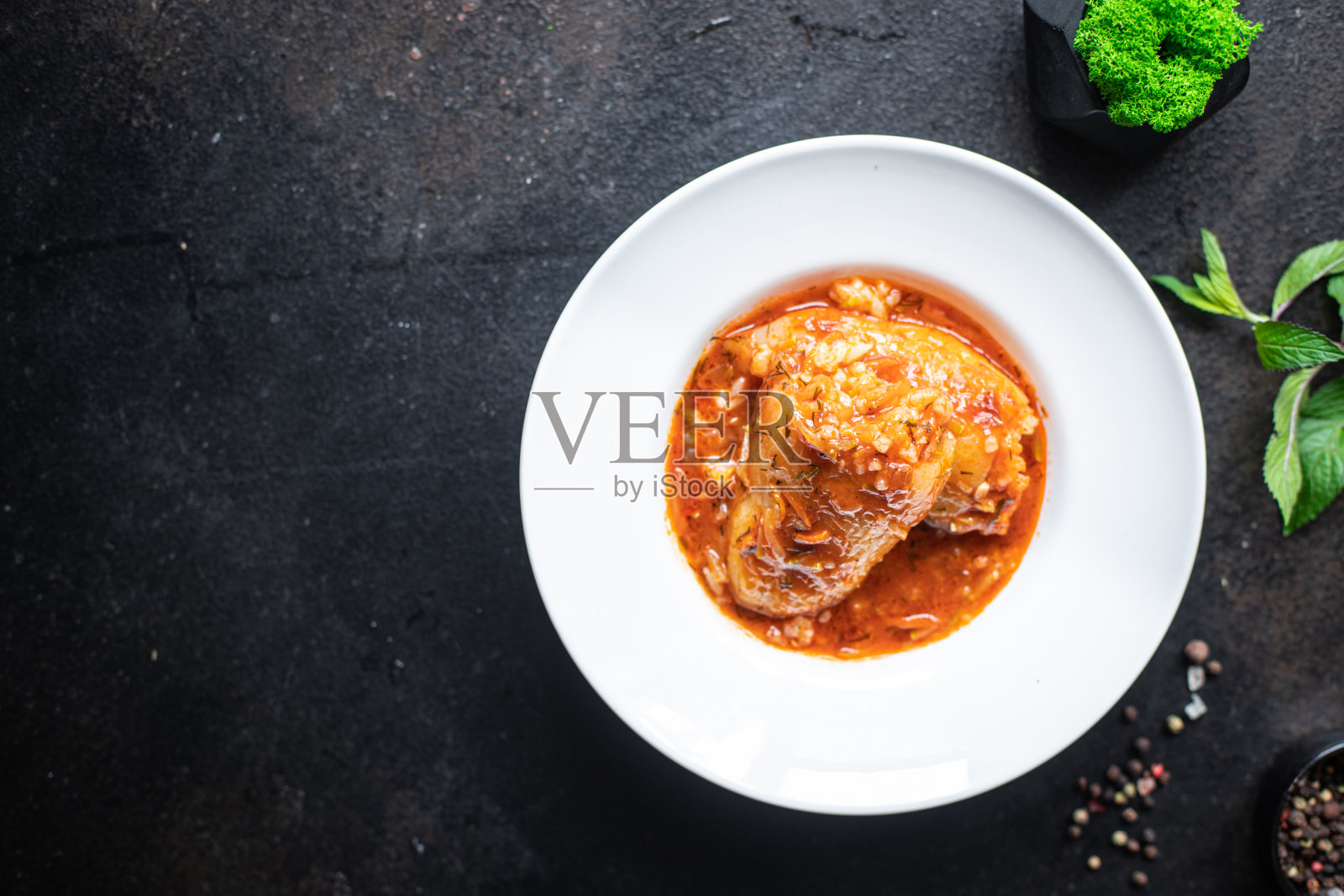 辣椒馅米饭蔬菜番茄酱卷心菜卷新鲜蔬菜在盘子上的餐桌餐小吃复制空间的食物背景质朴。顶视图生酮或旧石器饮食照片摄影图片