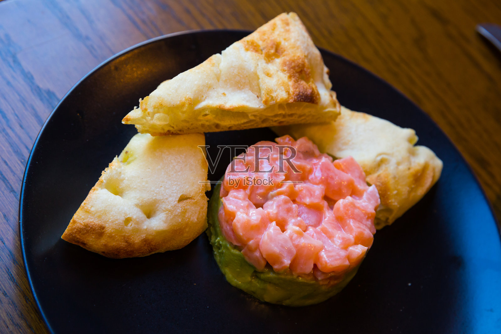 三文鱼鞑靼配鳄梨酱照片摄影图片