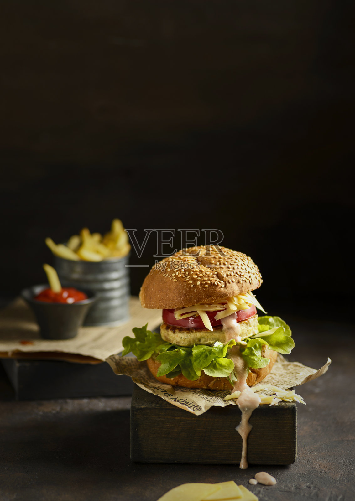 汉堡配素豆饼和炸薯条照片摄影图片