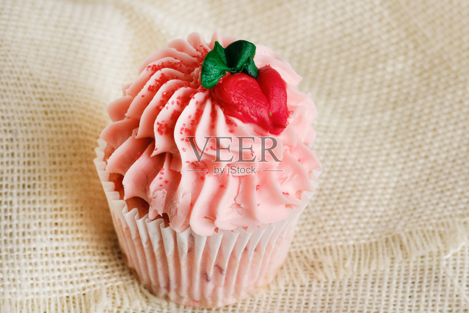 粉色带糖霜纸杯蛋糕照片摄影图片