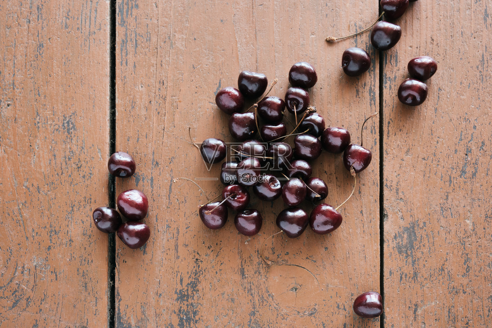 水果放在木桌上。成熟多汁的樱桃躺在一张木桌上照片摄影图片