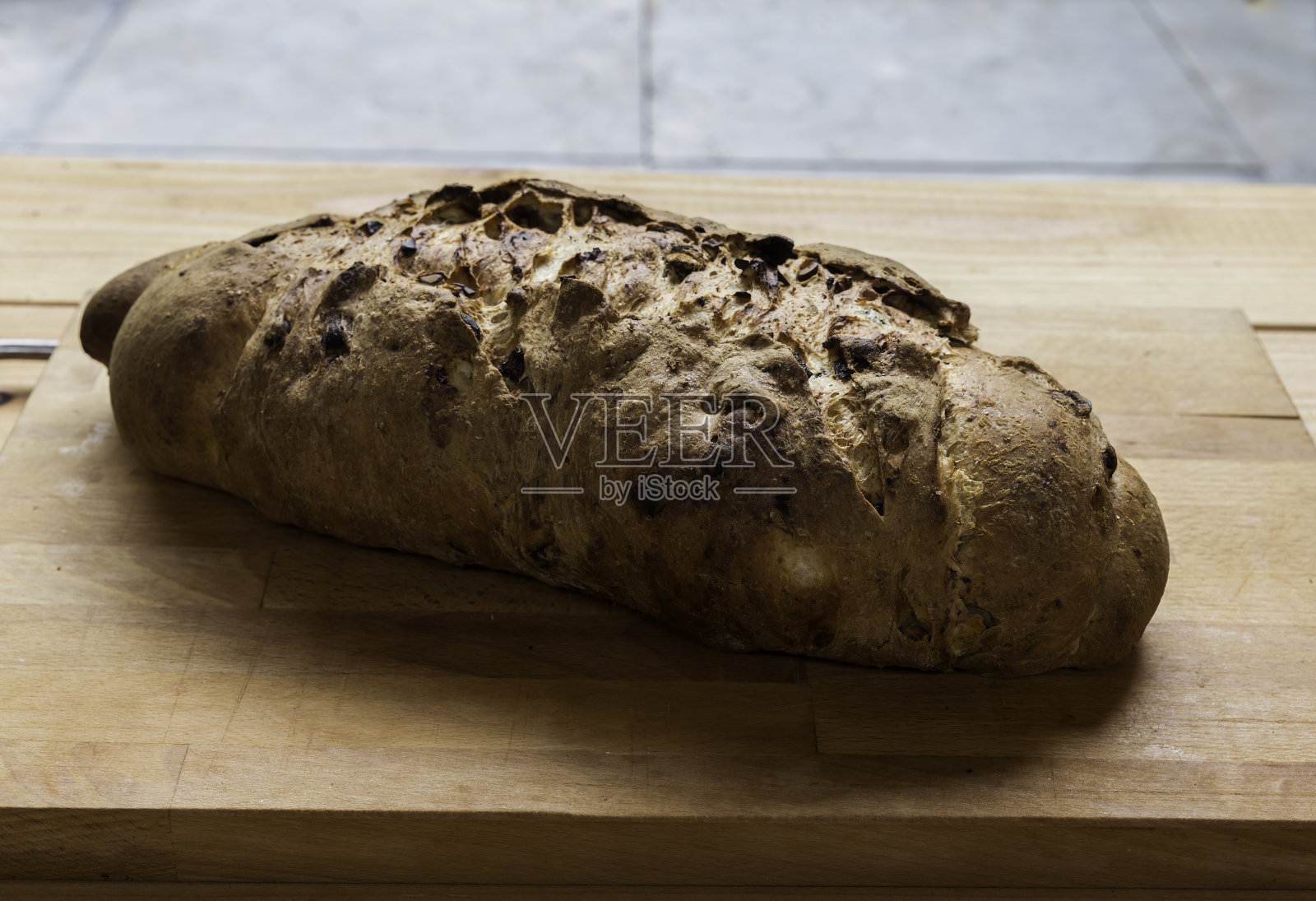 烤箱里的醋栗葡萄干面包照片摄影图片