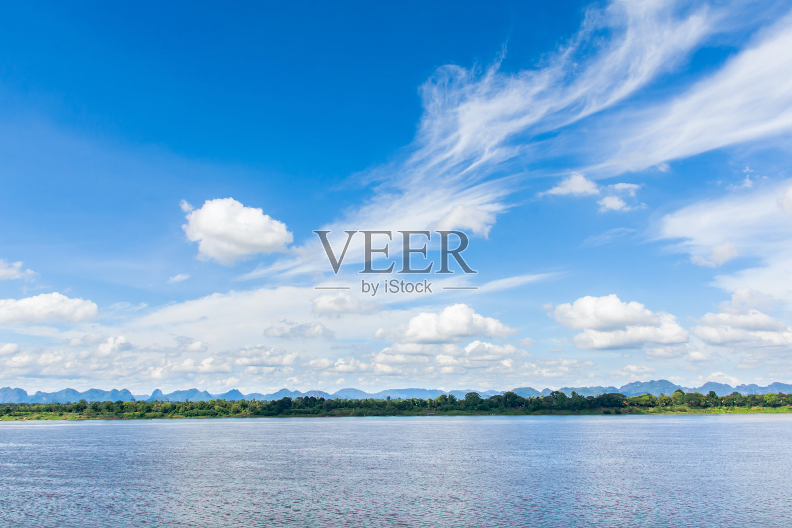 河和卷云，积云在蓝天的背景。照片摄影图片