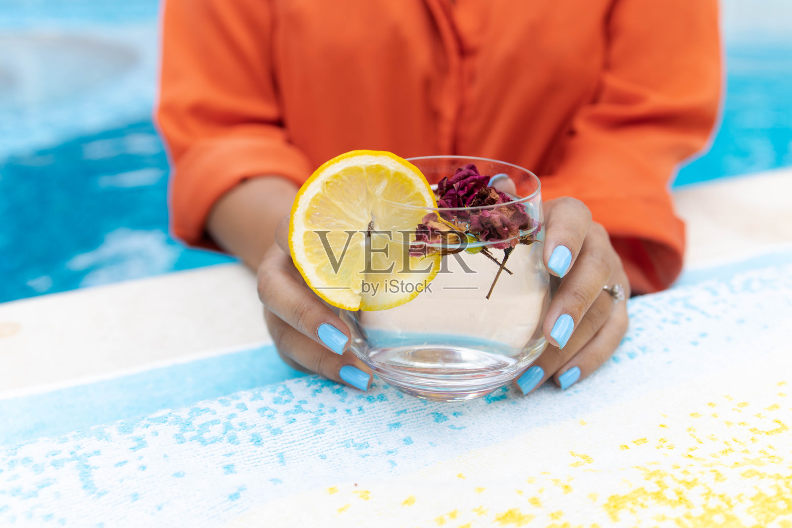 在泳池边喝着水，在户外玩。夏季和生活方式的概念照片摄影图片