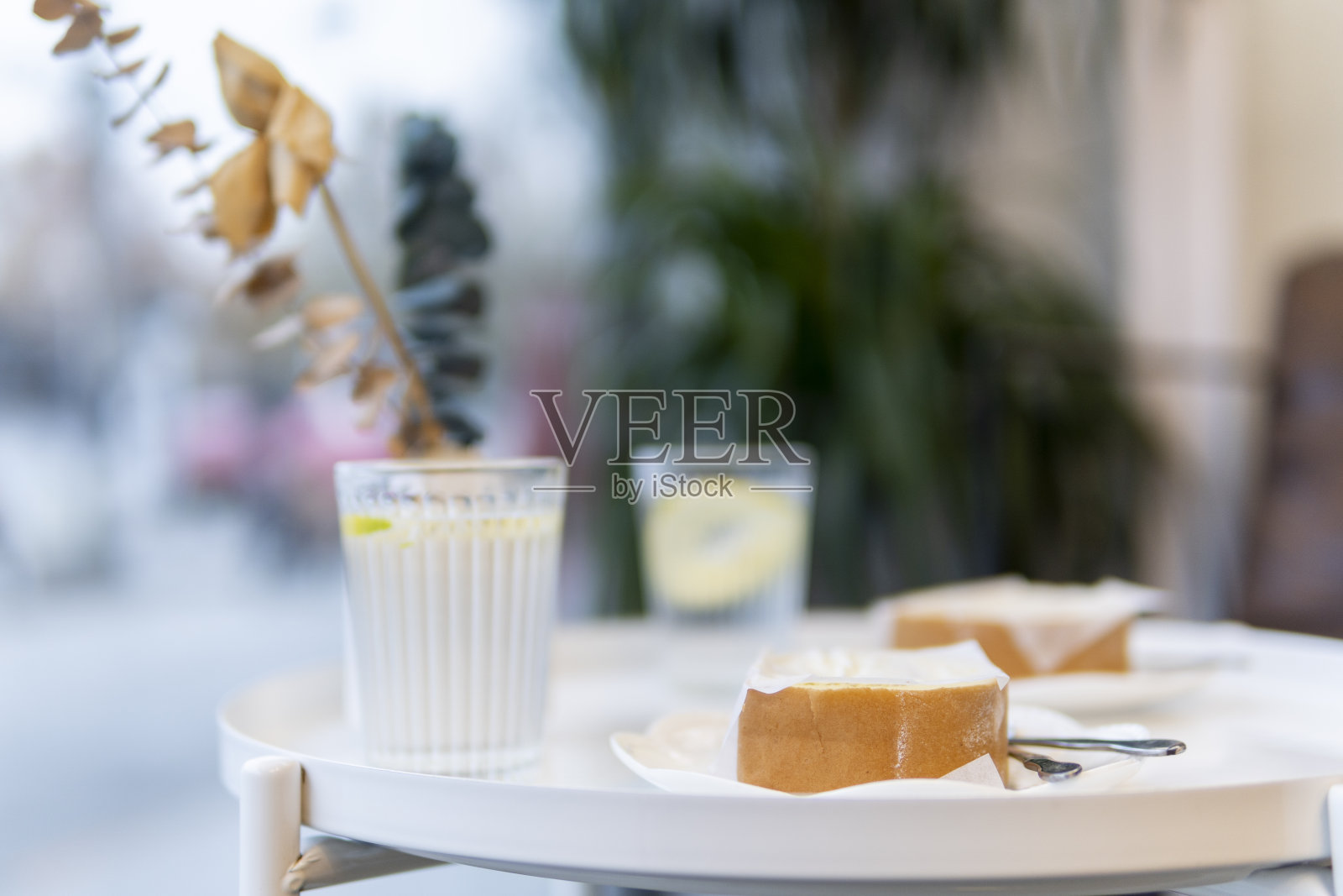 咖啡厅里有一种叫瑞士卷柠檬水的下午茶蛋糕照片摄影图片