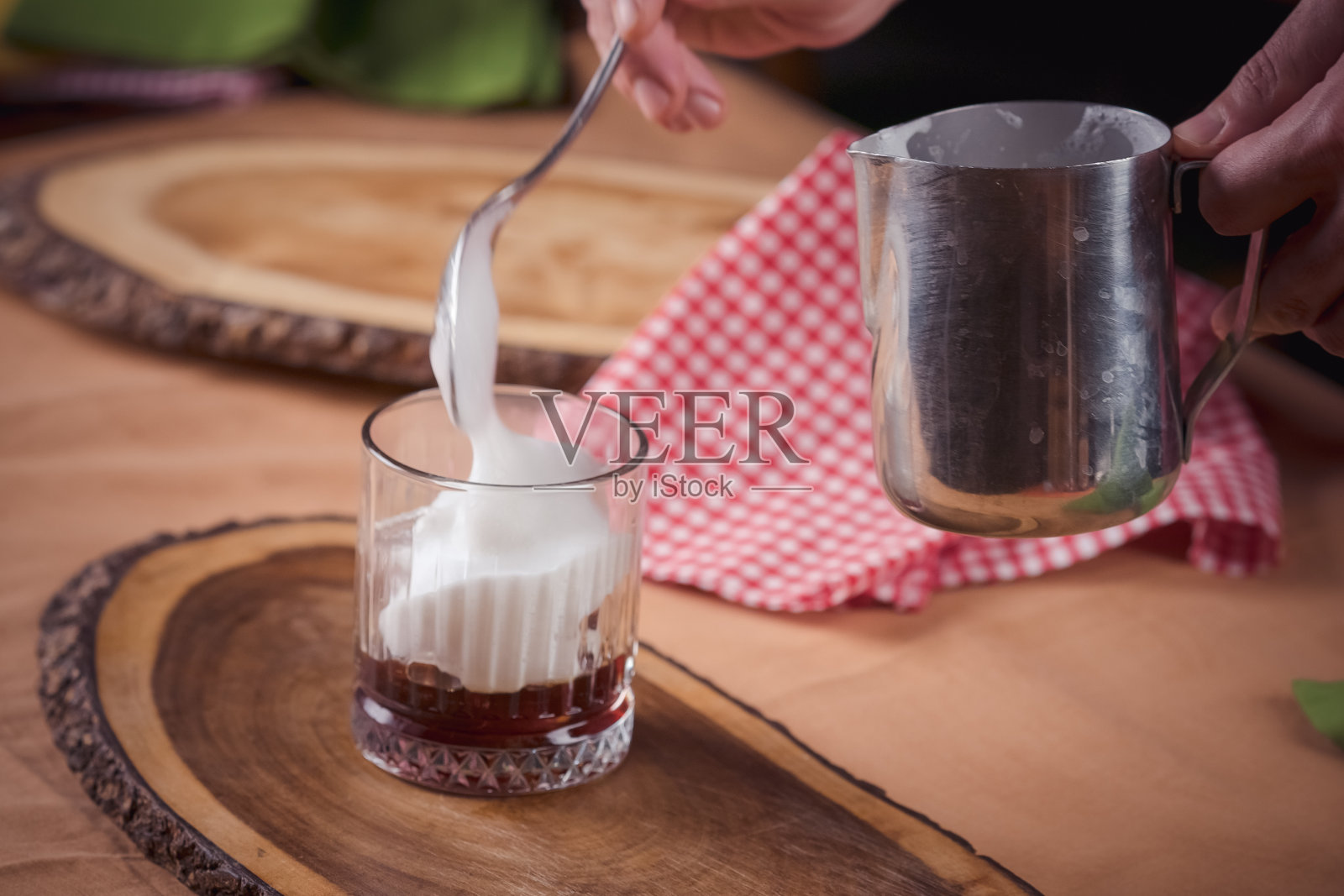 浓缩咖啡加牛奶奶油照片摄影图片