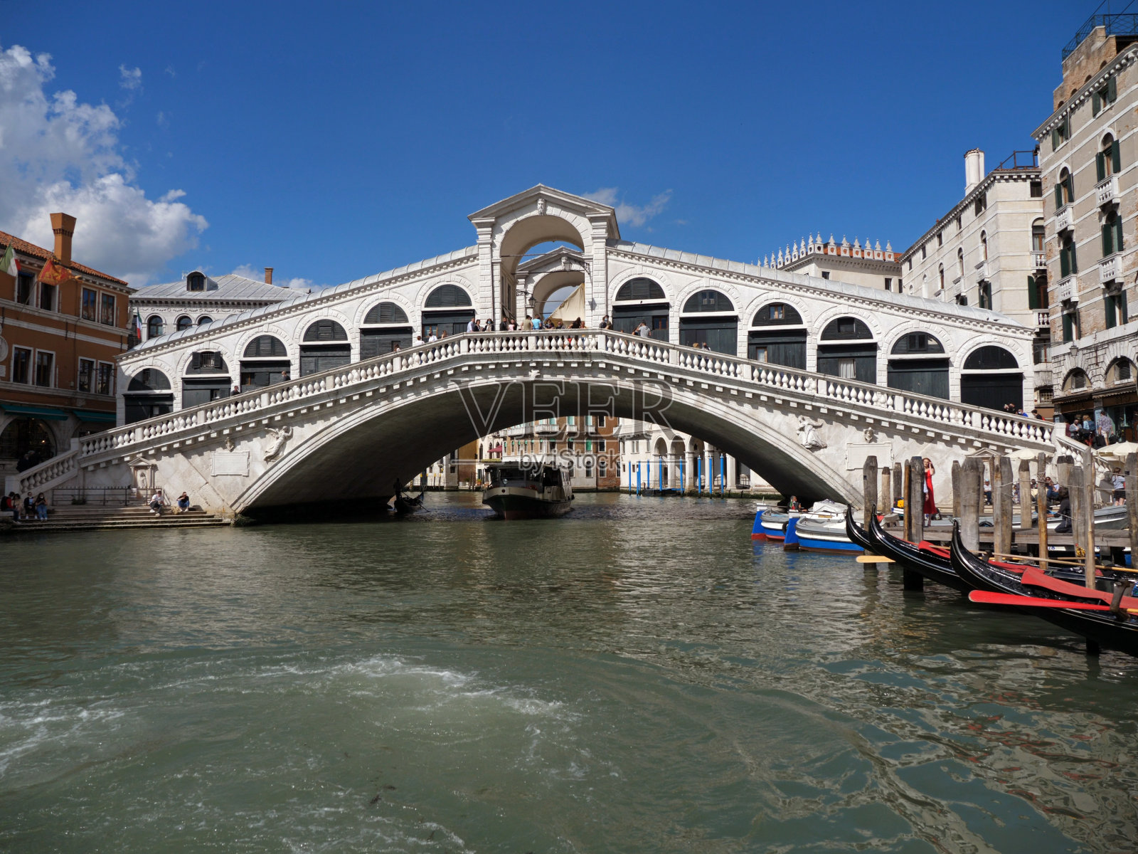 美丽的风景，传统的贡多拉在著名的大运河和里亚托桥在意大利威尼斯照片摄影图片