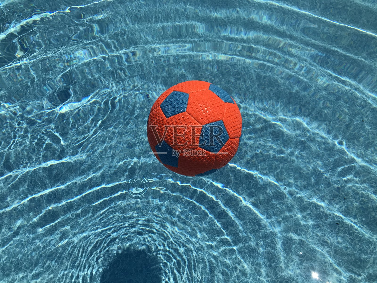 球在池中照片摄影图片