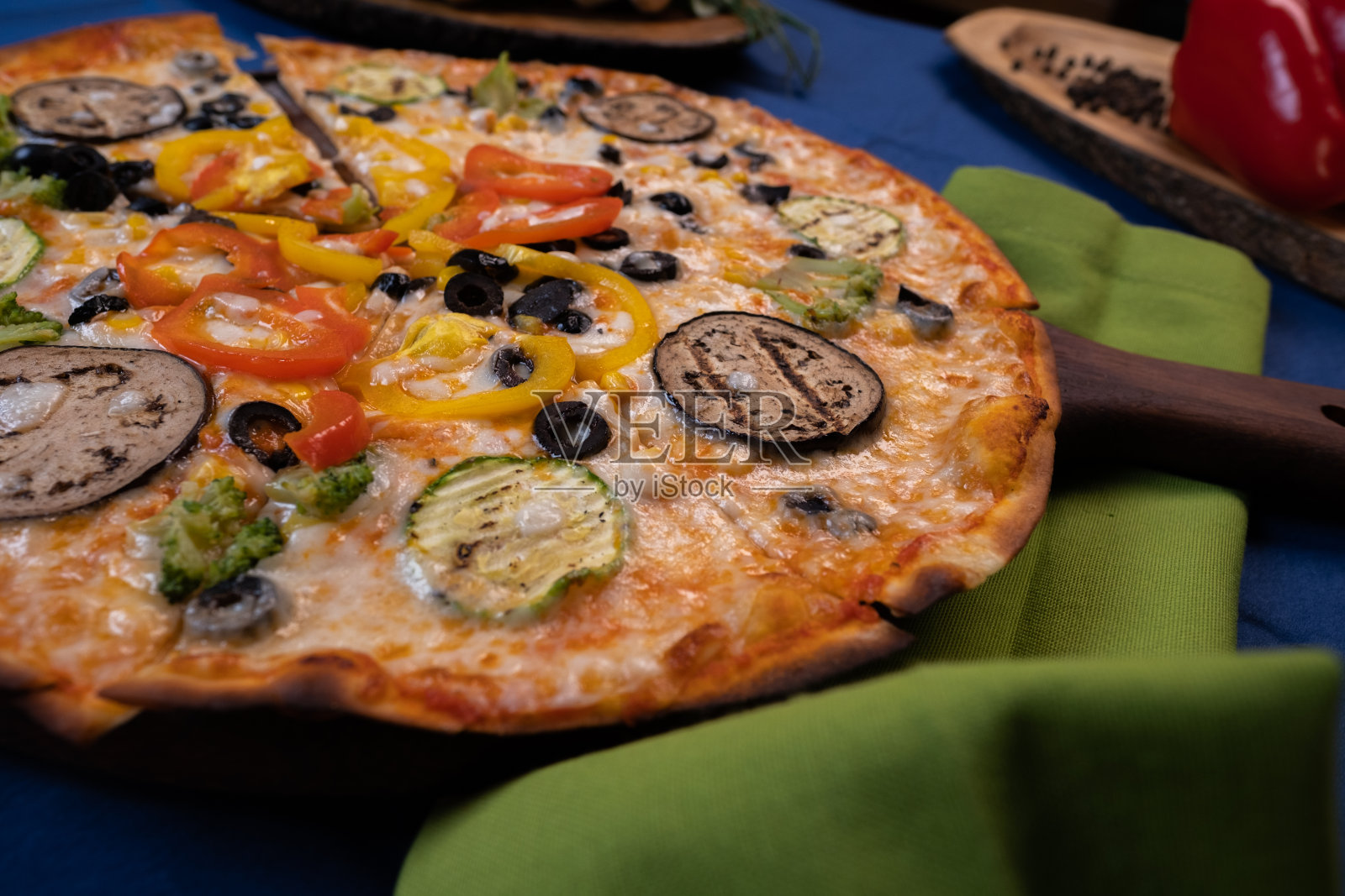 茄子西葫芦蔬菜披萨照片摄影图片