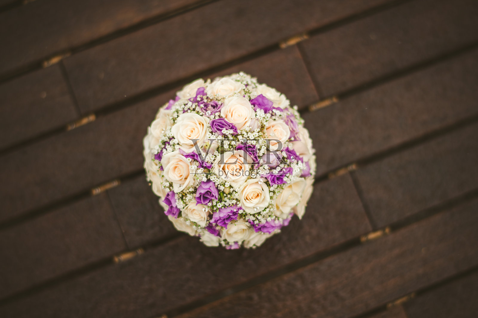 紫色和米色玫瑰与吉普赛拉婚礼花束照片摄影图片