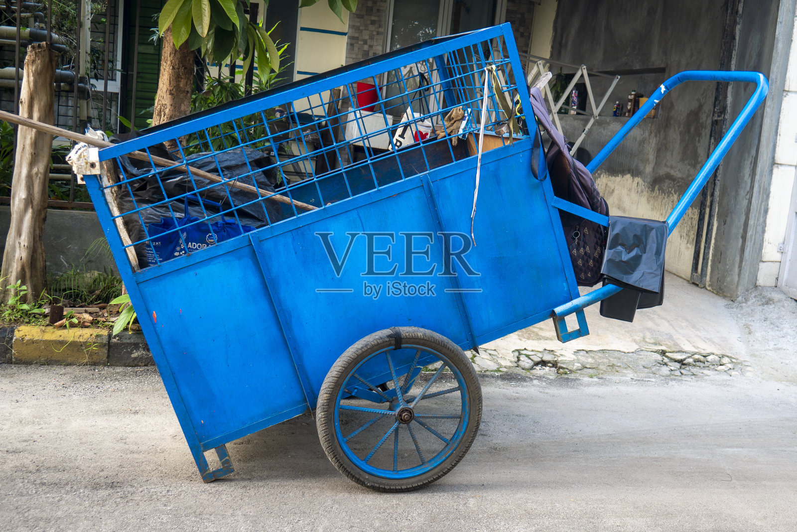 蓝色的垃圾车上照片摄影图片
