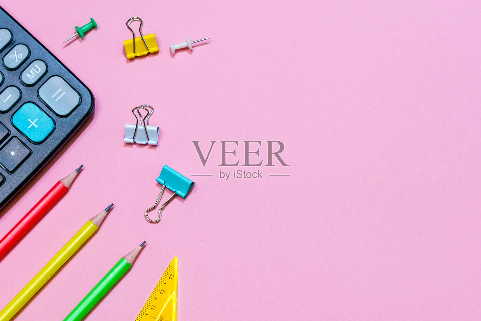 回到学校的概念。粉色背景是学校和办公用品。照片摄影图片