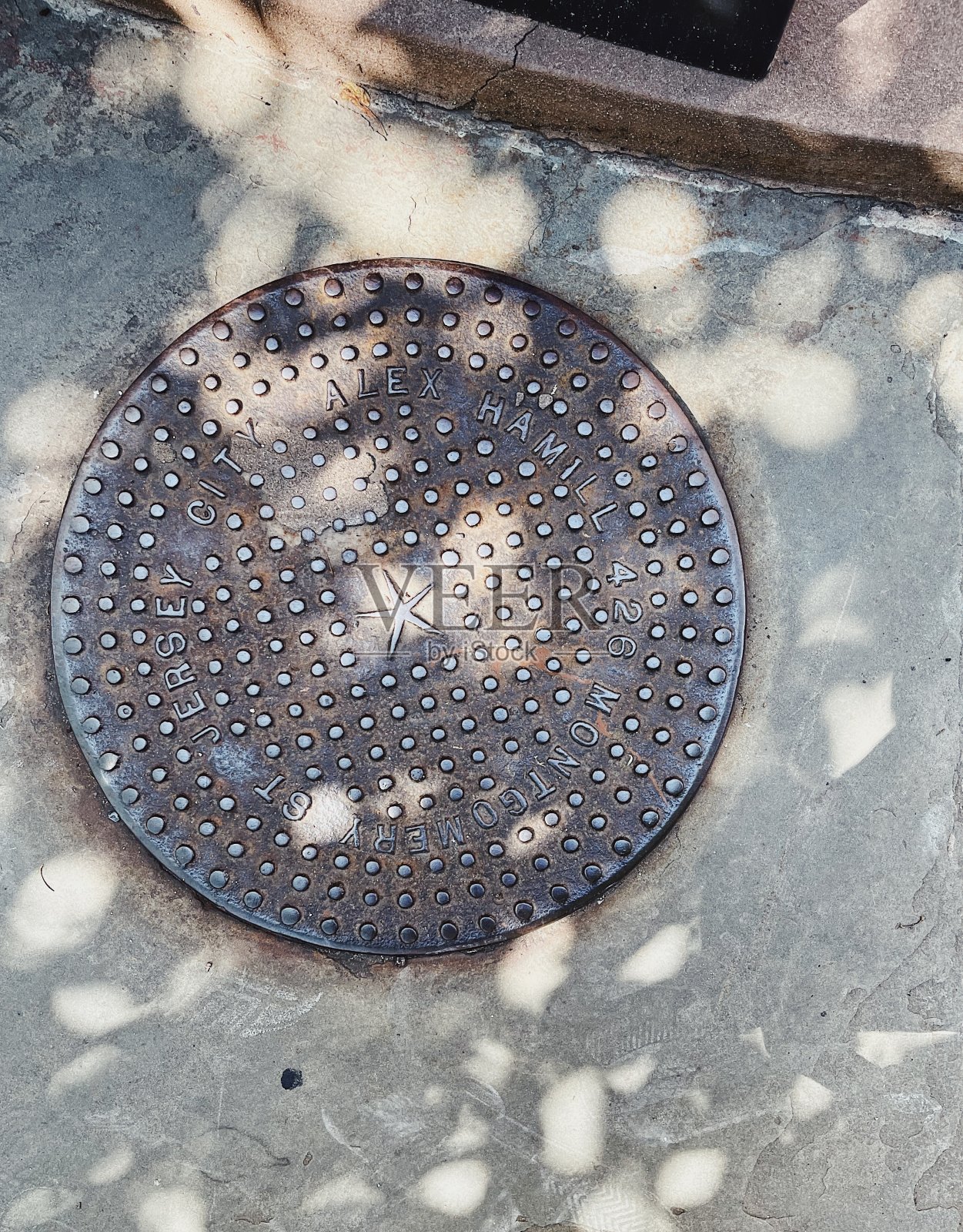 城市街道的井盖照片摄影图片