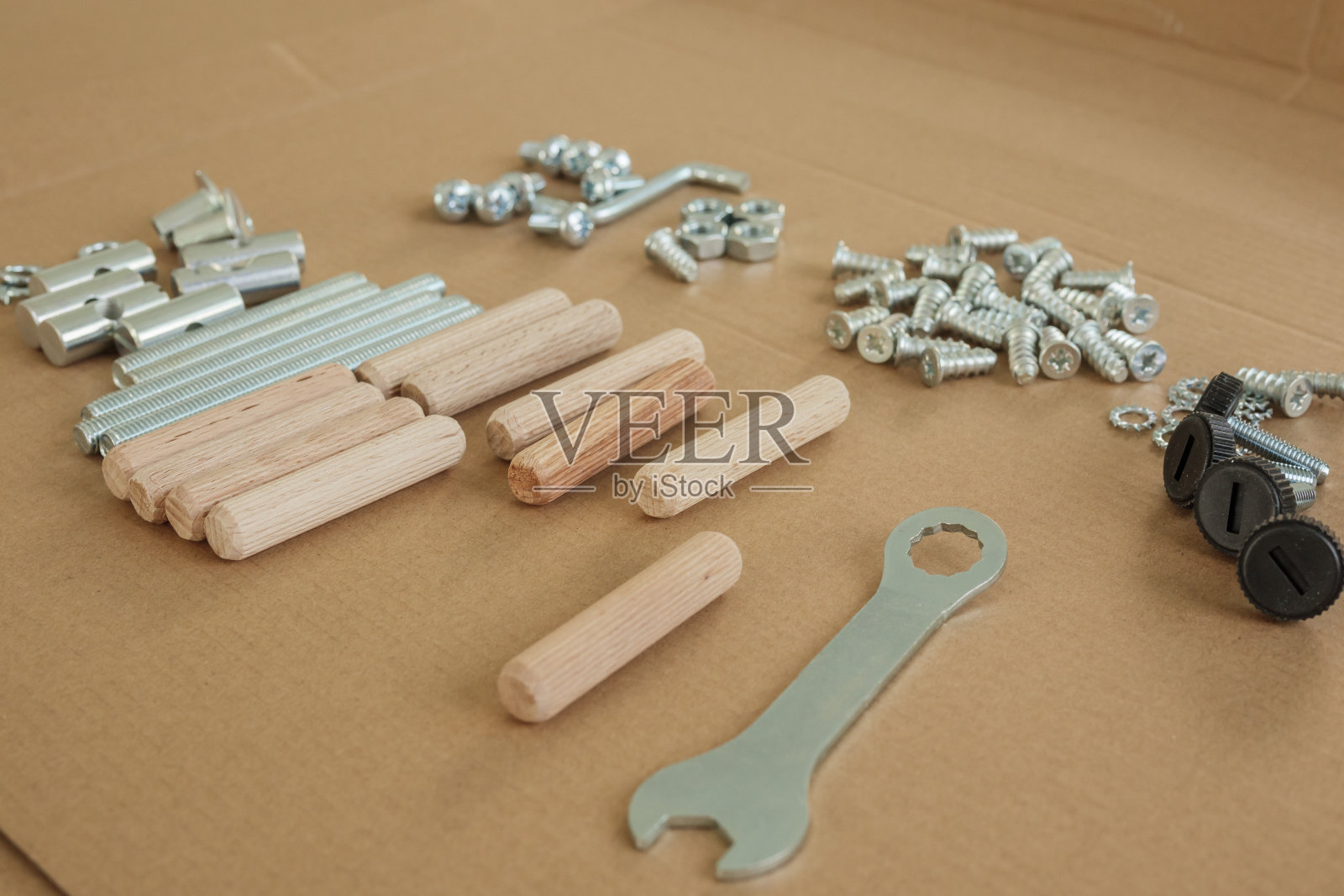 装配家具工具包与螺丝销和螺栓照片摄影图片