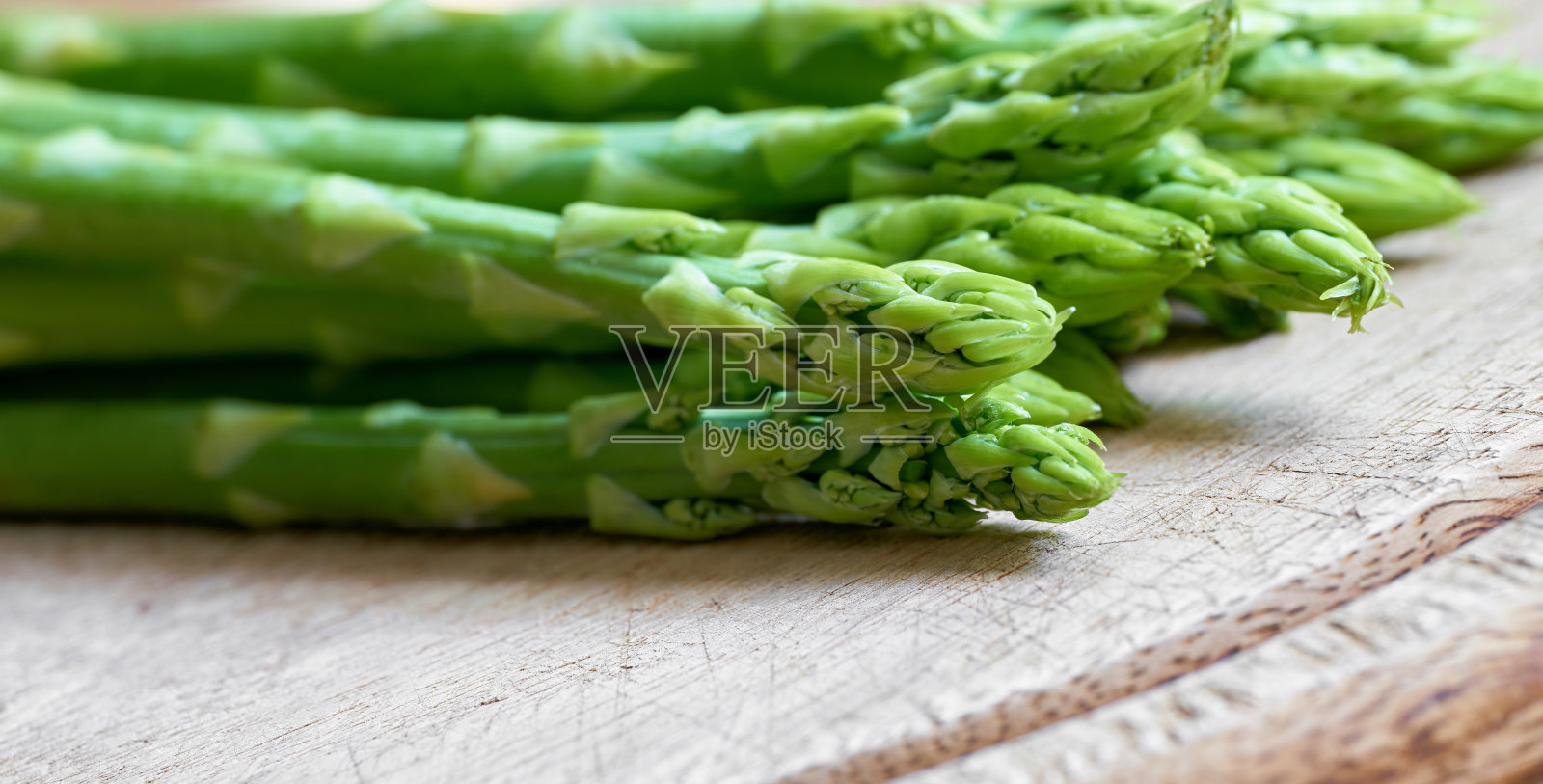 厨房里的新鲜绿色芦笋照片摄影图片