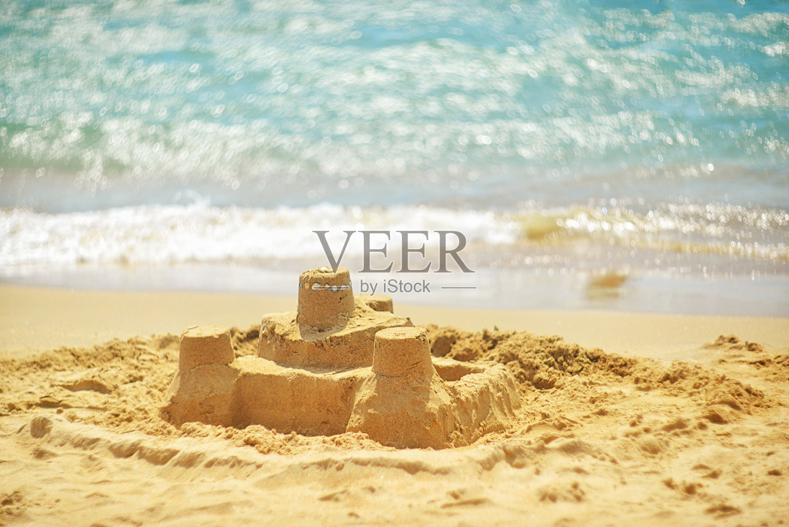 沙堡映衬着朦胧的夏日风景。夏天的背景照片摄影图片