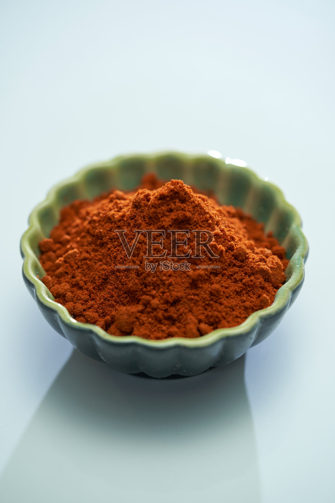 白色背景上的一碗辣椒粉或辣椒粉照片摄影图片
