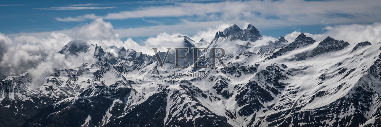 高加索山脉的雪峰照片摄影图片