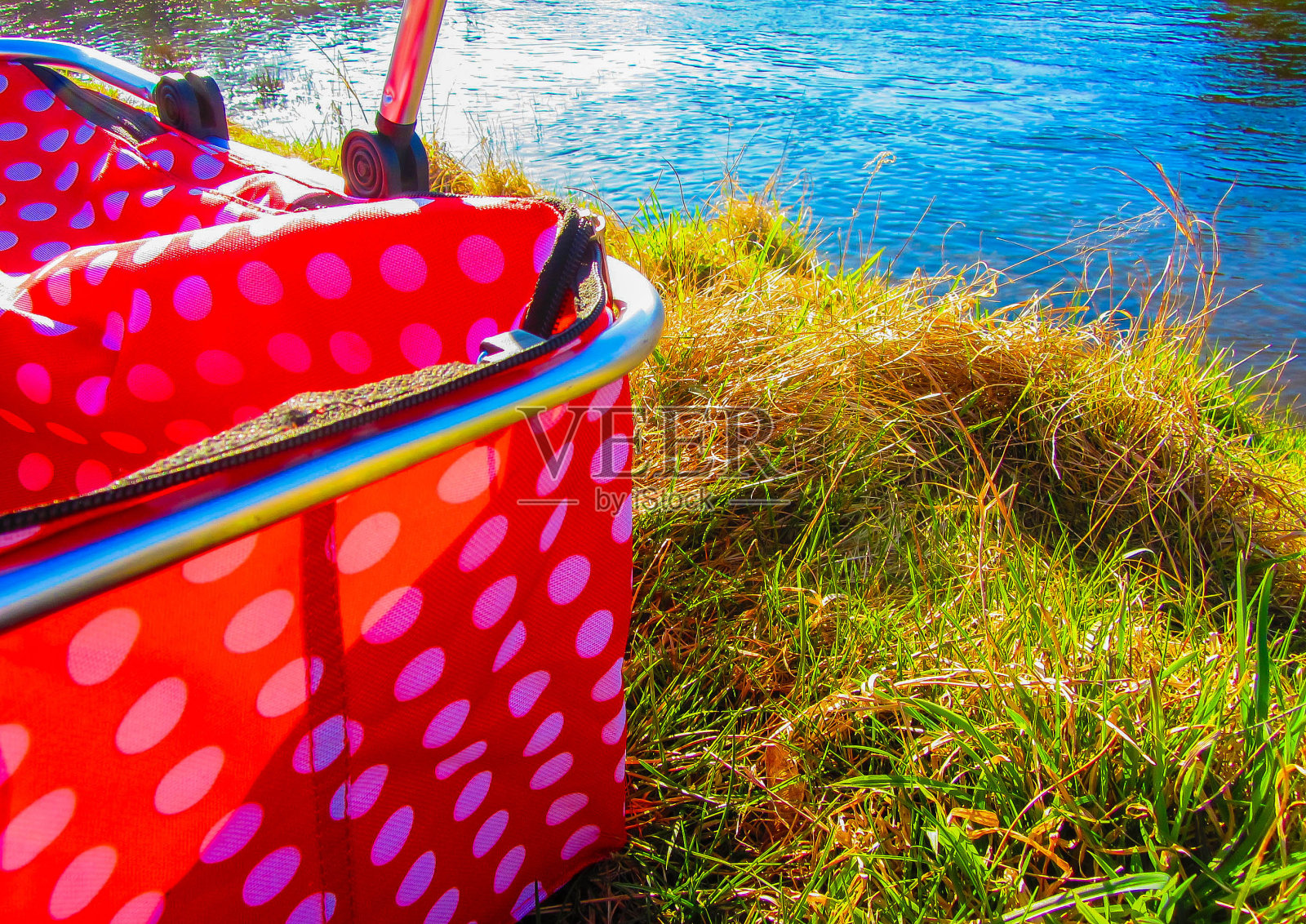 水上野餐篮子照片摄影图片