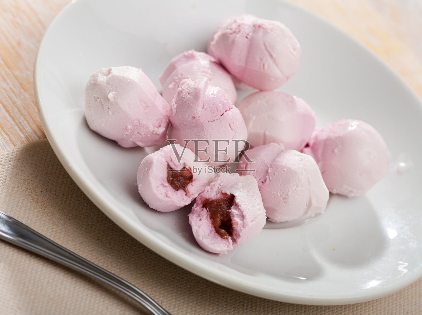 山乳酪球配覆盆子照片摄影图片