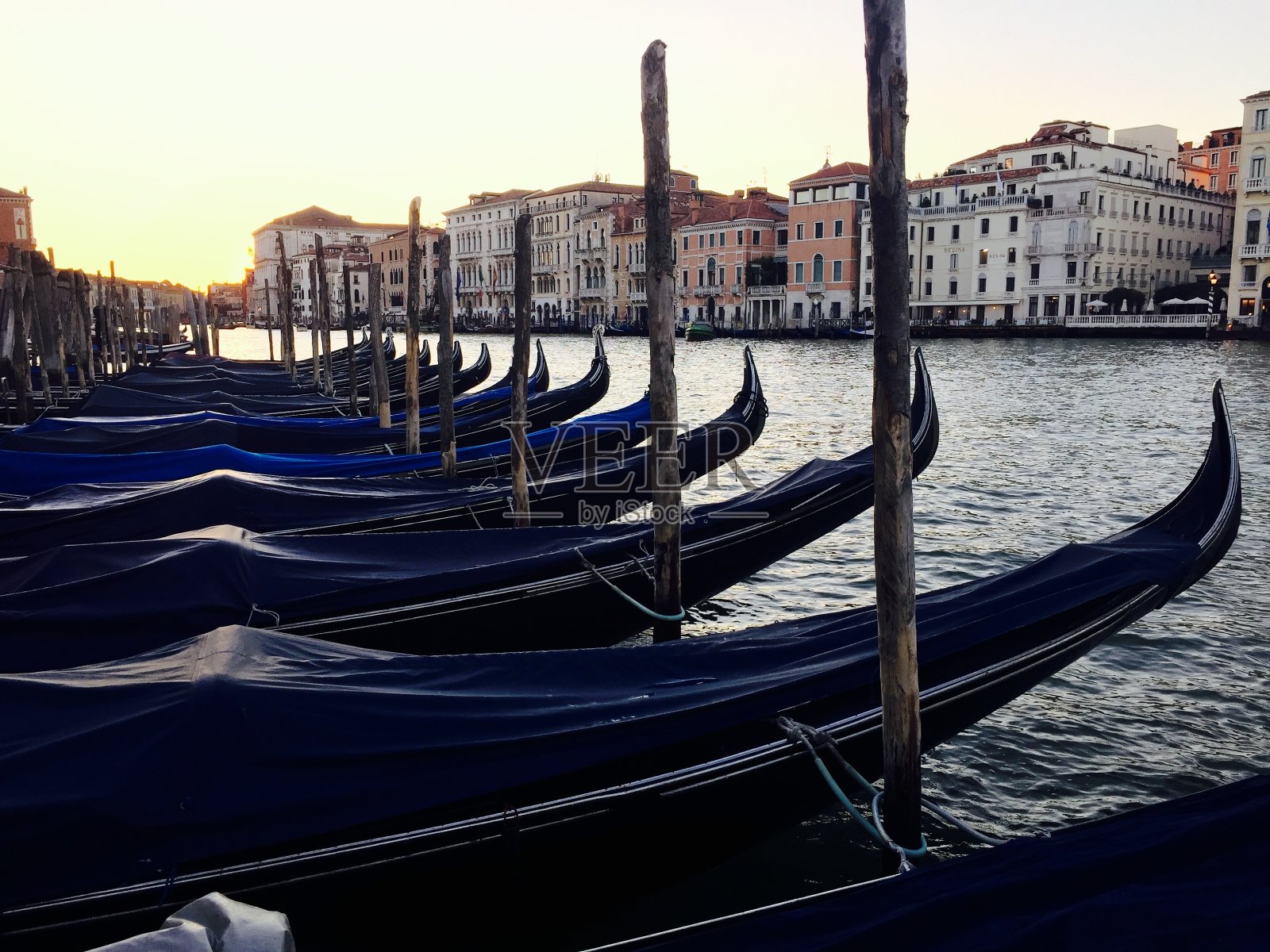 威尼斯的贡多拉游照片摄影图片