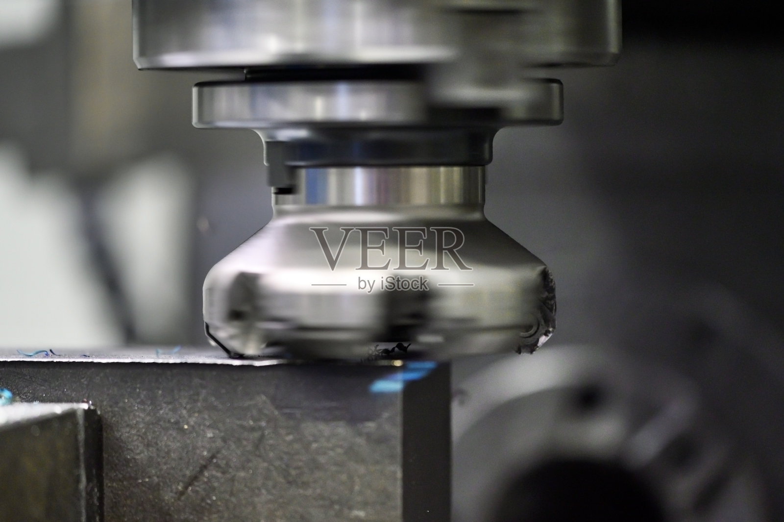 金属加工。万能立式铣床铣削金属。高质量的照片。照片摄影图片