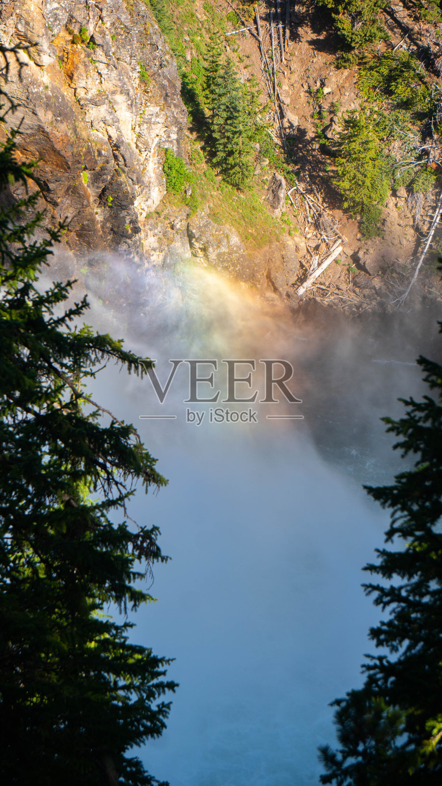 黄石国家公园大峡谷中的黄石河上游瀑布，WY带彩虹照片摄影图片