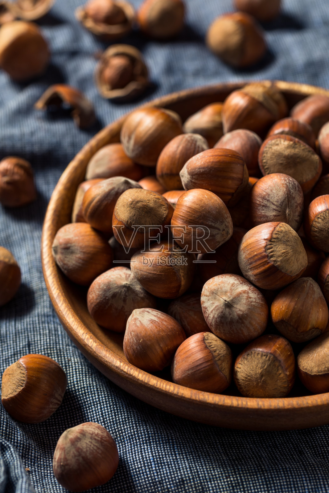 生的有机无壳榛子照片摄影图片